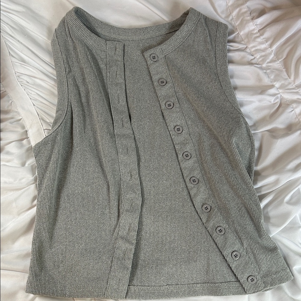 Amazon Gray Sleeveless Button-Down Shirt